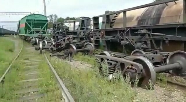 ЧП на железной дороге в Свободном с рельсов сошли грузовые вагоны видео