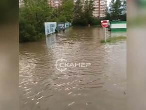 В микрорайоне Благовещенска после дождей утонула заправка видео