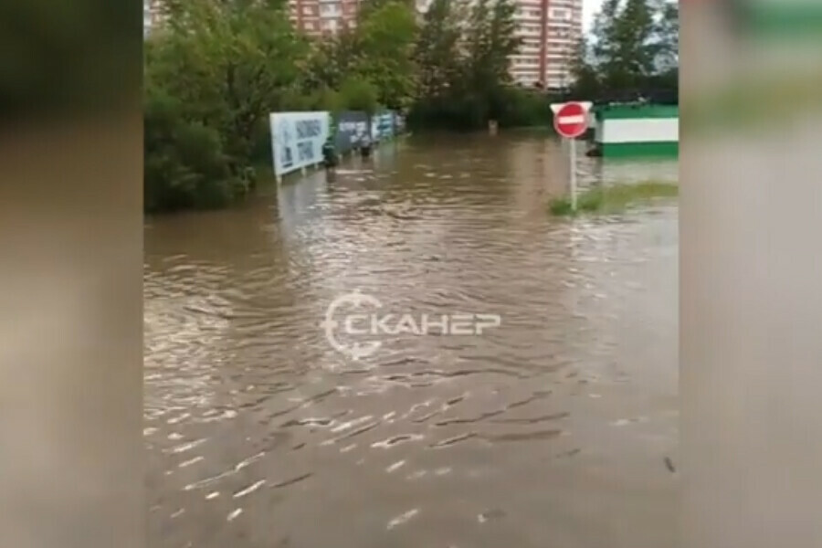 В микрорайоне Благовещенска после дождей утонула заправка видео