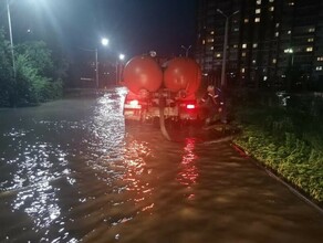 На улицах Благовещенска круглосуточно откачивают воду В городе выпало 80  декадной нормы осадков фото