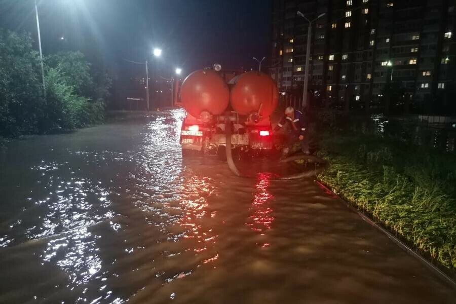 На улицах Благовещенска круглосуточно откачивают воду В городе выпало 80  декадной нормы осадков фото