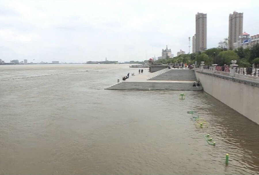 Уровень воды в Амуре в районе китайского города Хэйхэ напротив Благовещенска идет на спад