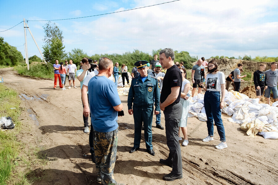 Строить ли дамбу переселять ли людей Губернатор и руководитель Росводресурсов посетили страдающую от наводнений Владимировку