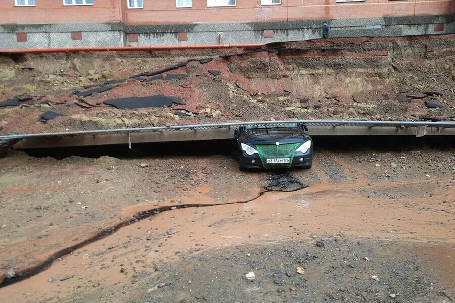 В Красноярске обрушилась стена парковки жилого дома фото