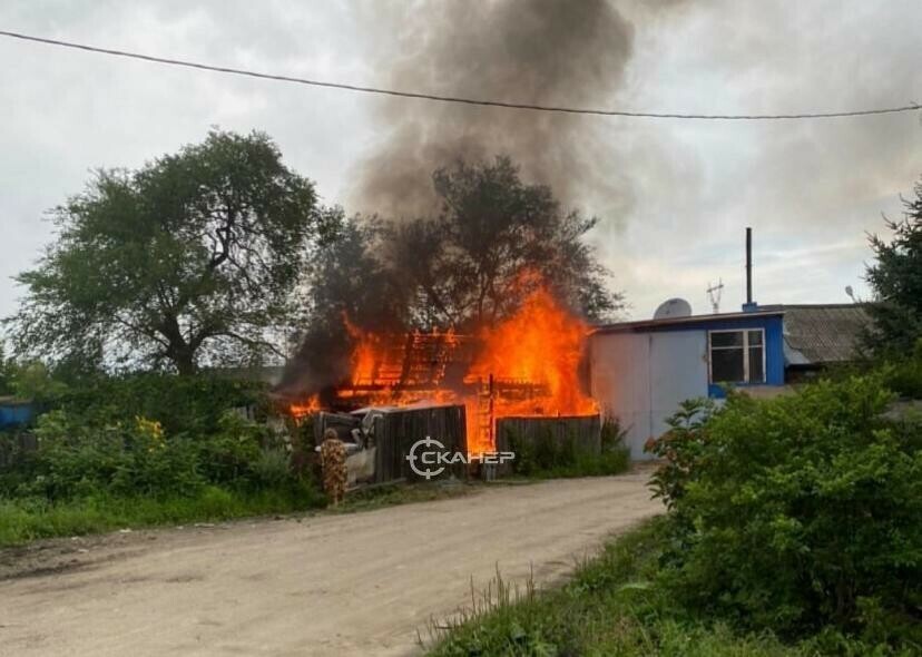 В Благовещенске дотла сгорел деревянный дом 