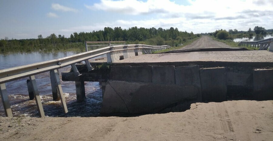 В Белогорском округе подмыт автомобильный мост движение запрещено