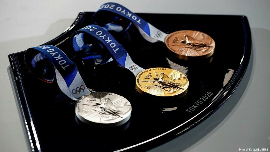 Медали для Олимпиады в Токио сделали из старых мобильников которые собирала вся Япония видео
