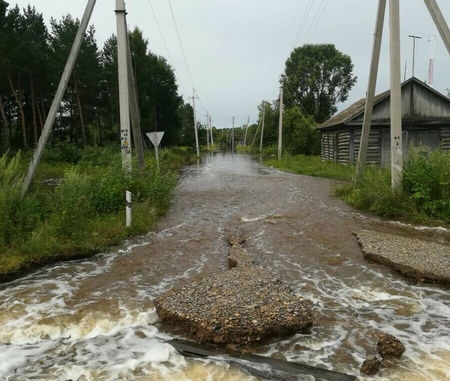 На севере Амурской области дороги ушли под воду глубина достигает полутора метров