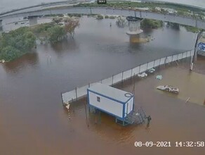 На левом берегу Зеи вода подтапливает стройплощадку нового зейского моста