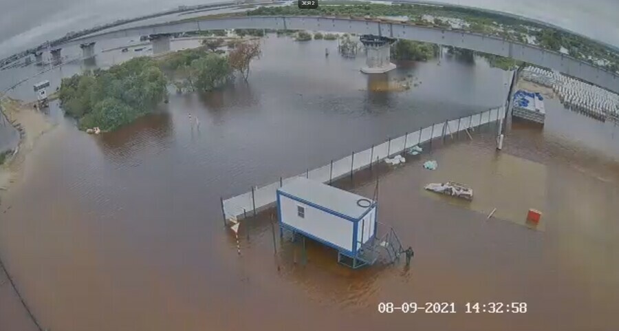 На левом берегу Зеи вода подтапливает стройплощадку нового зейского моста