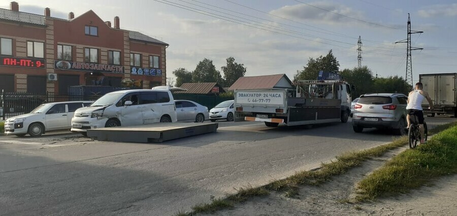 В Благовещенске на машину упала многотонная плита с проезжавшего мимо грузовика фото видео