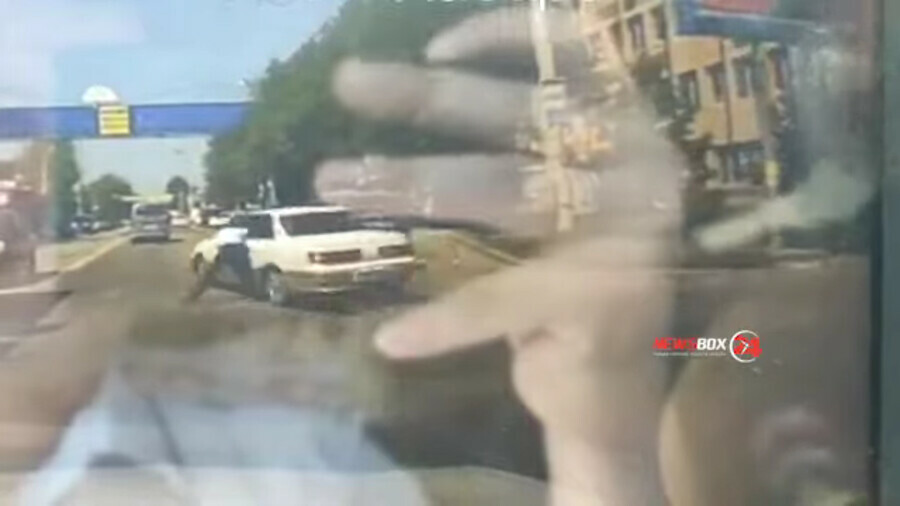 С ветерком в Хабаровске нарушитель прокатил сотрудника ДПС на двери видео