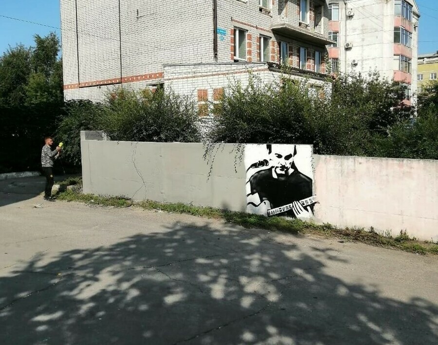 В Благовещенске неизвестные закрасили граффити в честь известного музыканта Дмитрия Студенникова