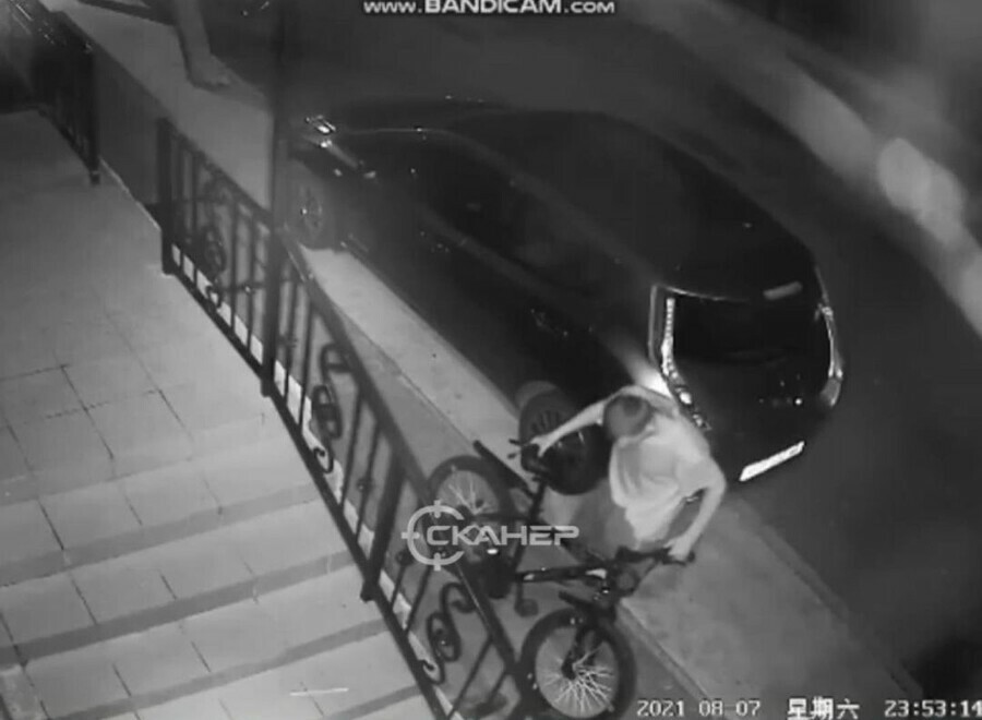 В Благовещенске мужчина украл велосипед под прицелом видеокамеры видео