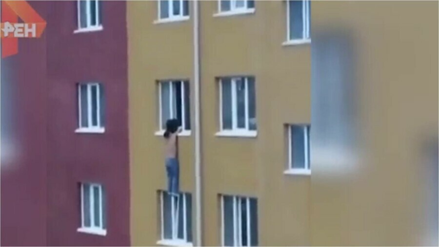 Жительница ГорноАлтайска держала за руки мужчину выпавшего из окна до приезда спасателей видео