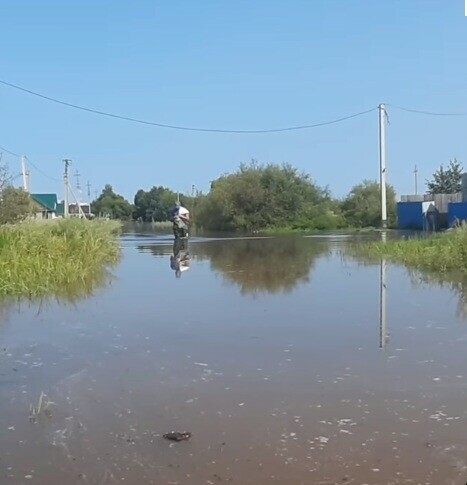 Вслед за Владимировкой дамбу прорвало в УстьИвановке Под воду уходят дома улицы и приусадебные участки видео