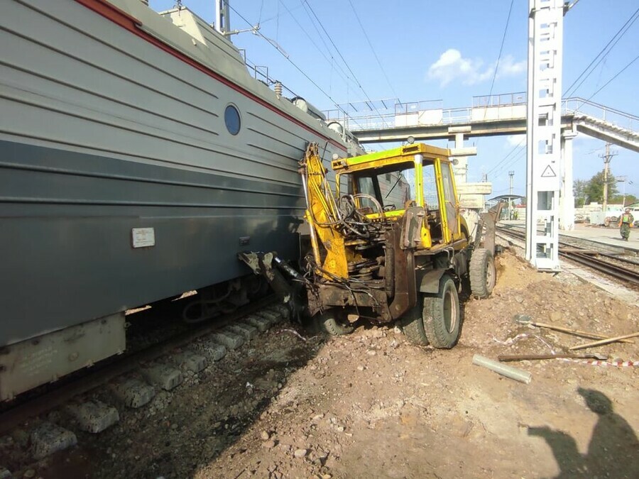 Соцсети в Приамурье поезд протаранил трактор фото видео