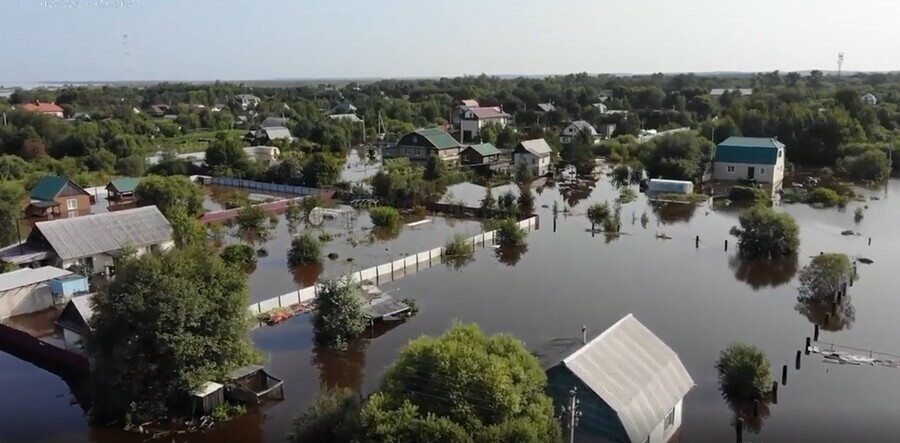 В УстьИвановке все больше домов уходит под воду Затопленное село сняли с воздуха видео