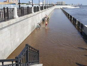 Загорают рыбачат катаются по воде как горожане проводят время на затопленной набережной Благовещенска Фоторепортаж Amurlife