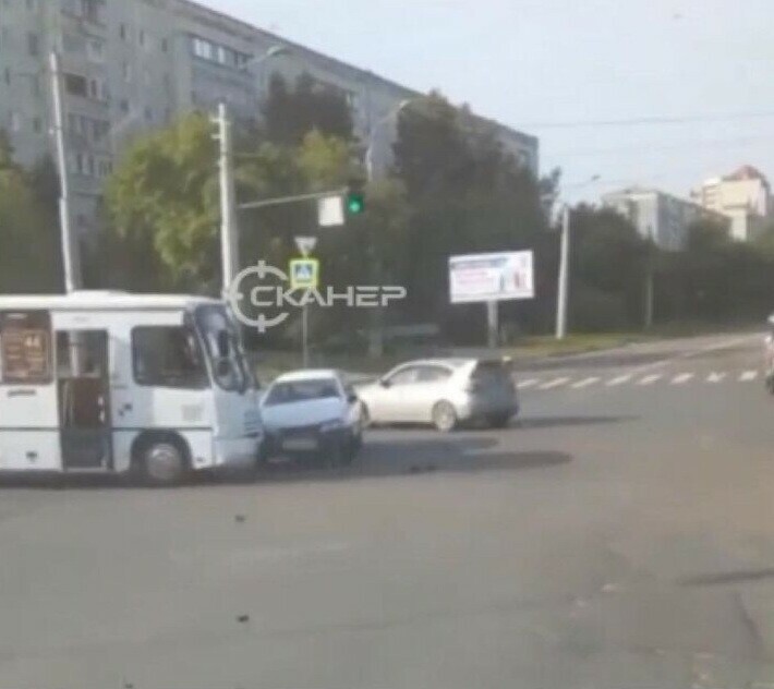 В микрорайоне Благовещенска пассажирский автобус врезался в иномарку