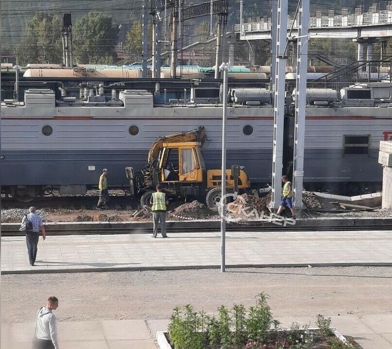 Гусеница зацепилась Озвучена предварительная причина ЧП в Сковородине где локомотив врезался в эскаватор