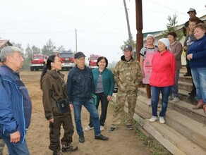 Жена главы Якутии пришла на встречу с погорельцами с сумочкой стоимостью более 100 тысяч рублей