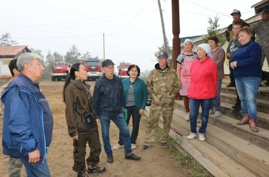 Жена главы Якутии пришла на встречу с погорельцами с сумочкой стоимостью более 100 тысяч рублей