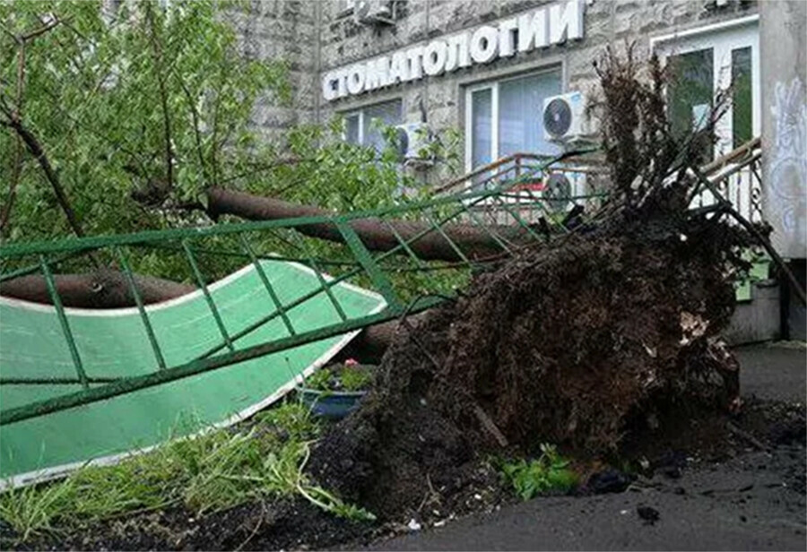 Сильнейший ураган с ливнем и ветром накрыл Москву и Подмосковье В Останкинскую башню ударила молния видео