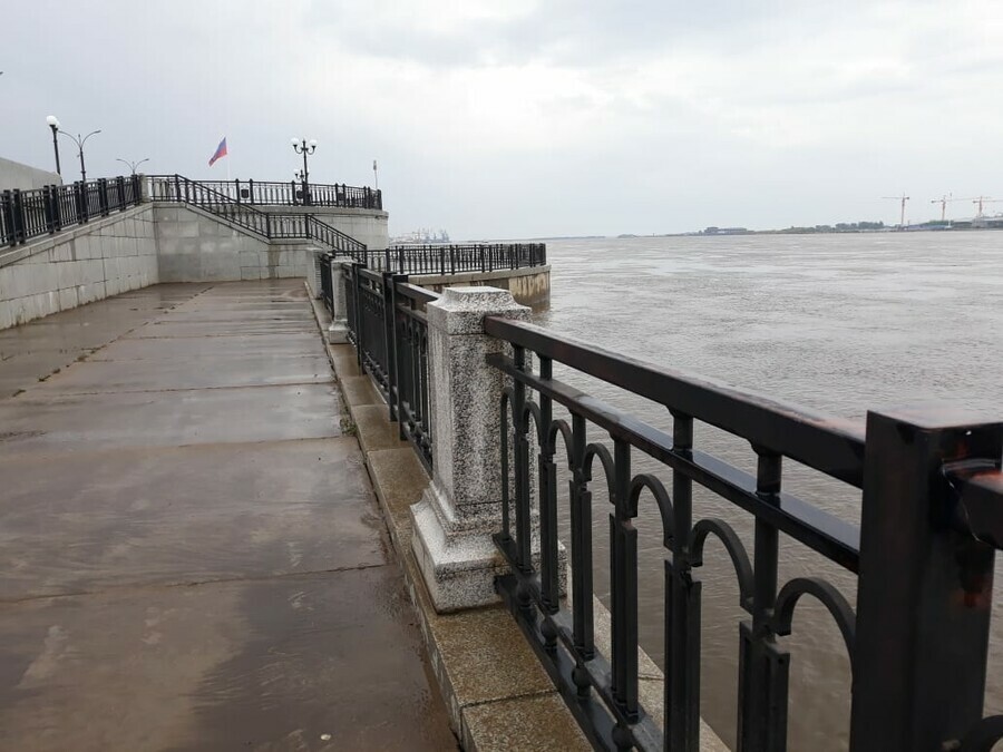 Вода отступает оставляя за собой грязь и песок Фоторепортаж с набережной Благовещенска