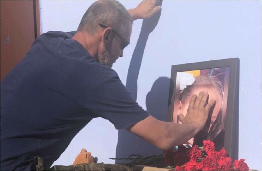 Дядя убитой в Тюмени девочки умер возле стихийного мемориала