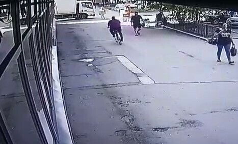 В Благовещенске водитель сбил велосипедиста и скрылся видео