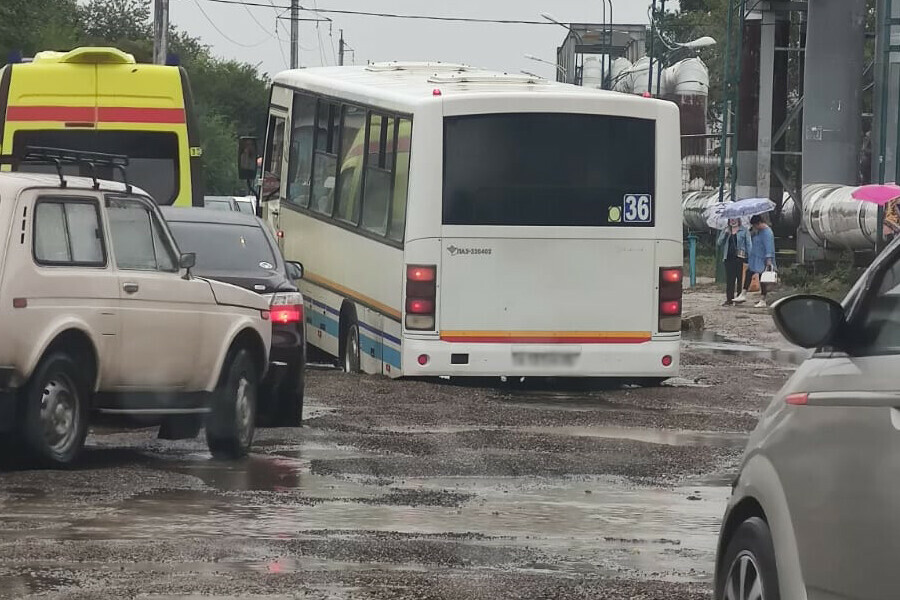 В Благовещенске в яме застрял автобус 