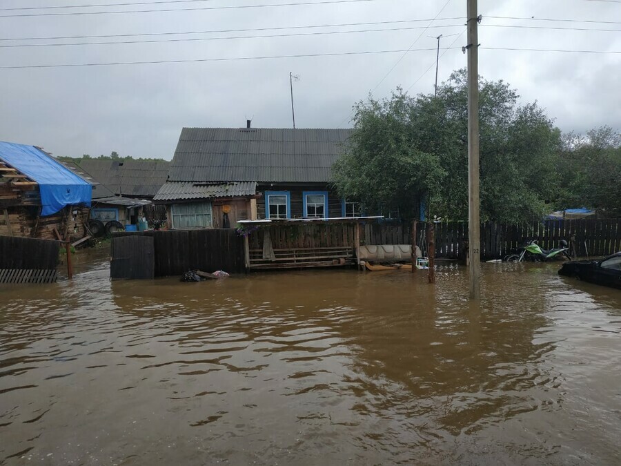 Топит Серышевский район вода зашла в десятки домов и дворов подтоплены дороги 