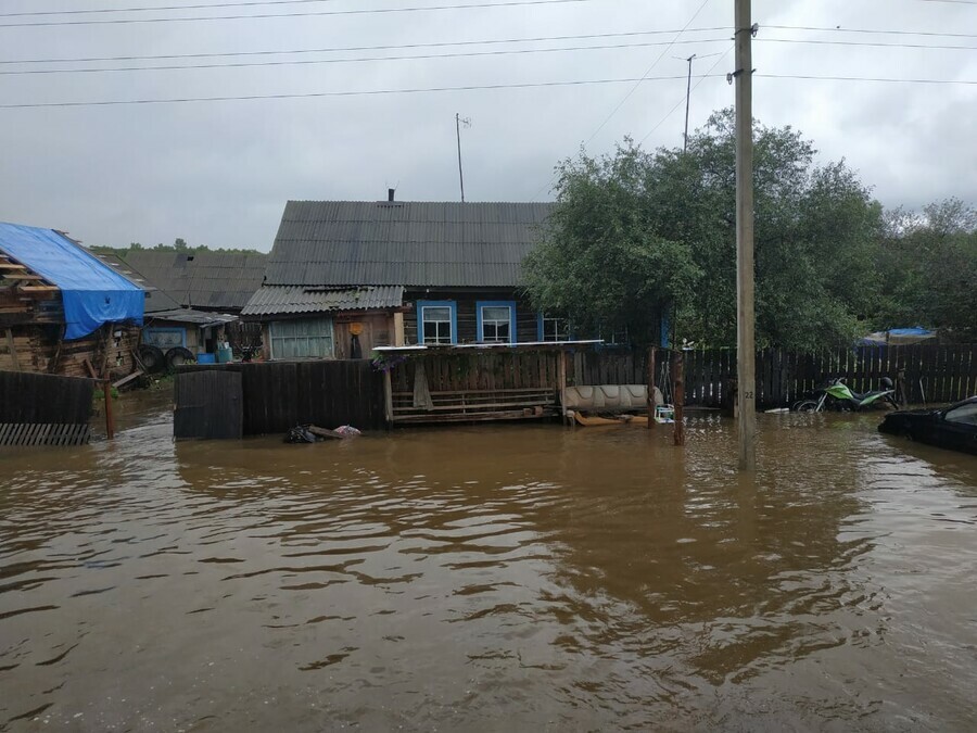 Топит Серышевский район вода зашла в десятки домов и дворов подтоплены дороги 