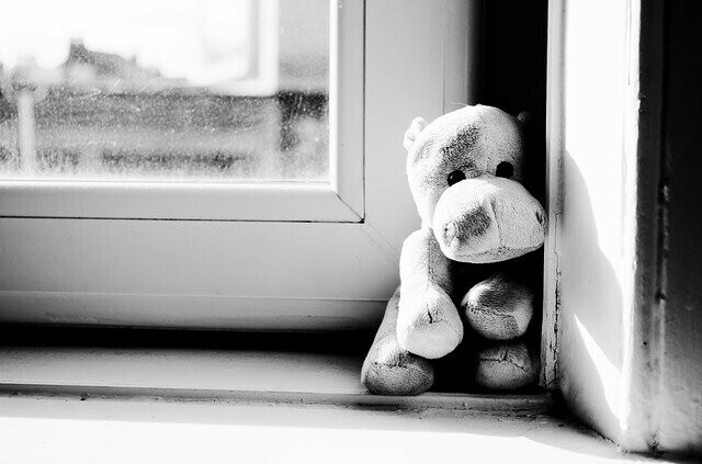 В Белогорске маленький ребенок остался без присмотра и выпал из окна