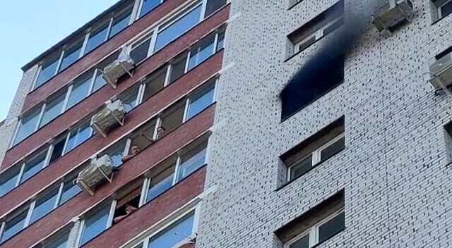 Изза пожара в благовещенской многоэтажке эвакуировали 27 человек фото