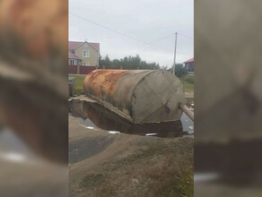 Раздался громкий хлопок в Ивановке жителей напугал звук выпрыгнувшего изпод земли септика видео