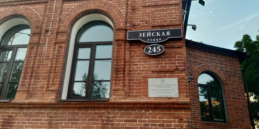 Благовещенцев просят не креативить при смене старых аншлагов на новые фото