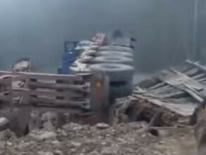 На севере Приамурья многотонный грузовик слетел с деревянного моста видео