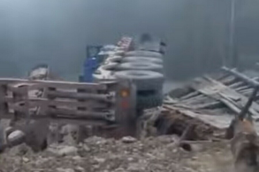 На севере Приамурья многотонный грузовик слетел с деревянного моста видео