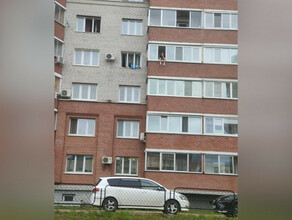 Опасные игры в Благовещенске дети повисли на краю окна многоэтажки фото