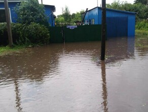 После дождя в Ивановке двор местного жителя ушел под воду фото