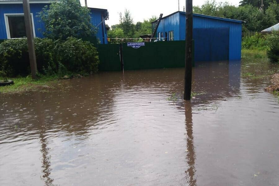 После дождя в Ивановке двор местного жителя ушел под воду фото