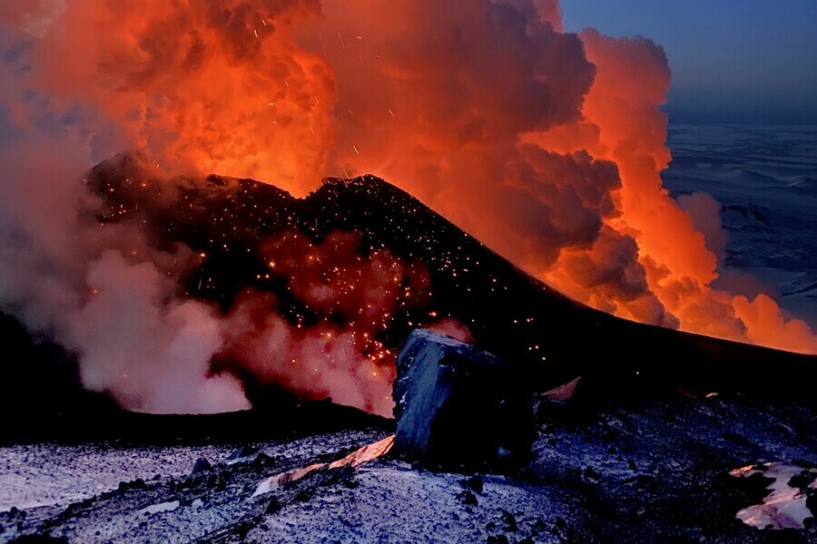 На Камчатке проснулся вулкан Шивелуч видео