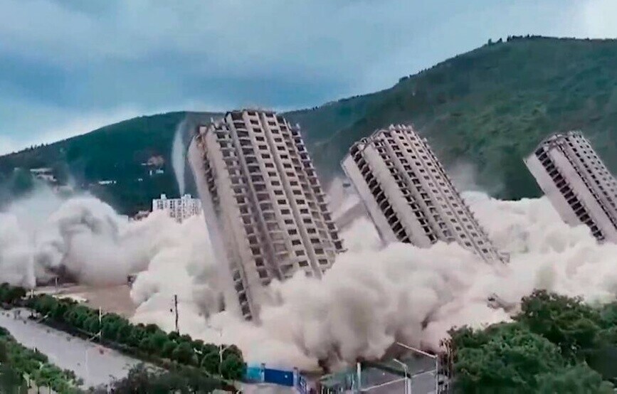 В Китае эффектно взорвали 15 многоэтажек Одна устояла видео 
