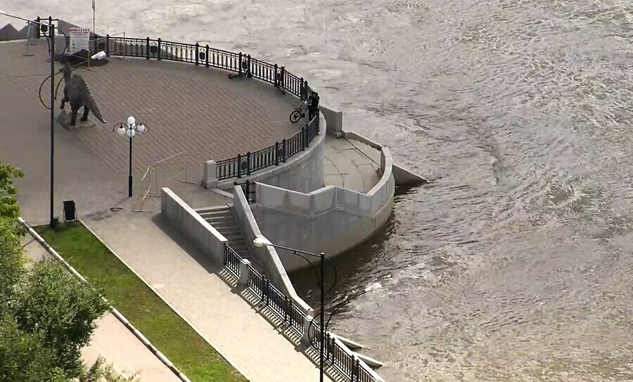 В Благовещенске продолжают расти уровни воды в реках Амур и Зея