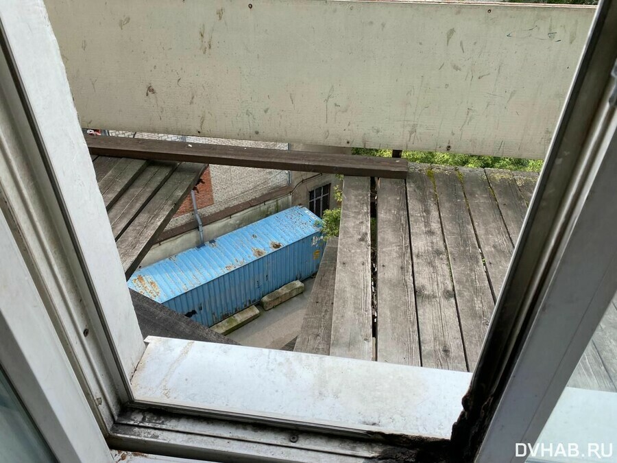 В жилом доме Хабаровска под мужчиной обрушился пол на балконе Человек погиб 