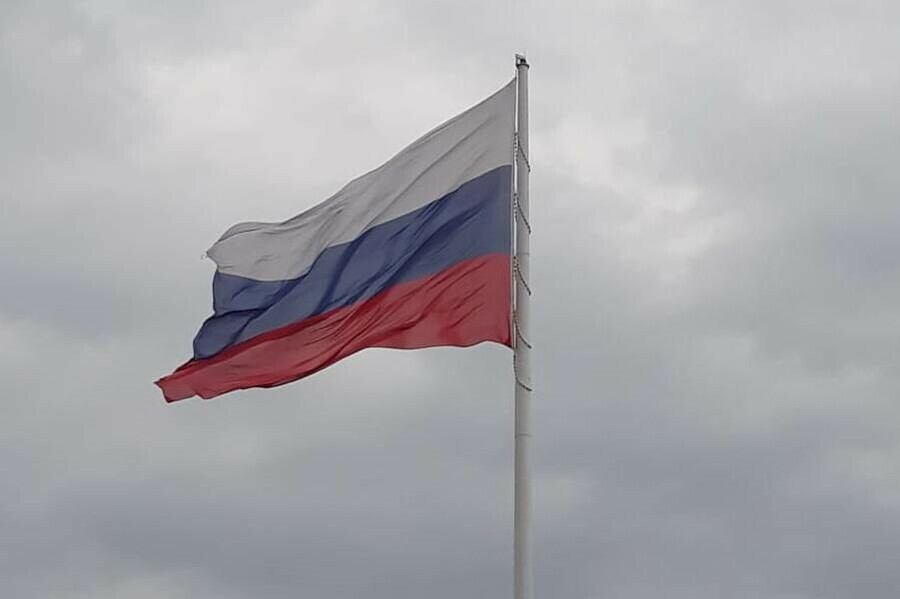 В школах РФ вводят новую традицию  поднятие российского флага 