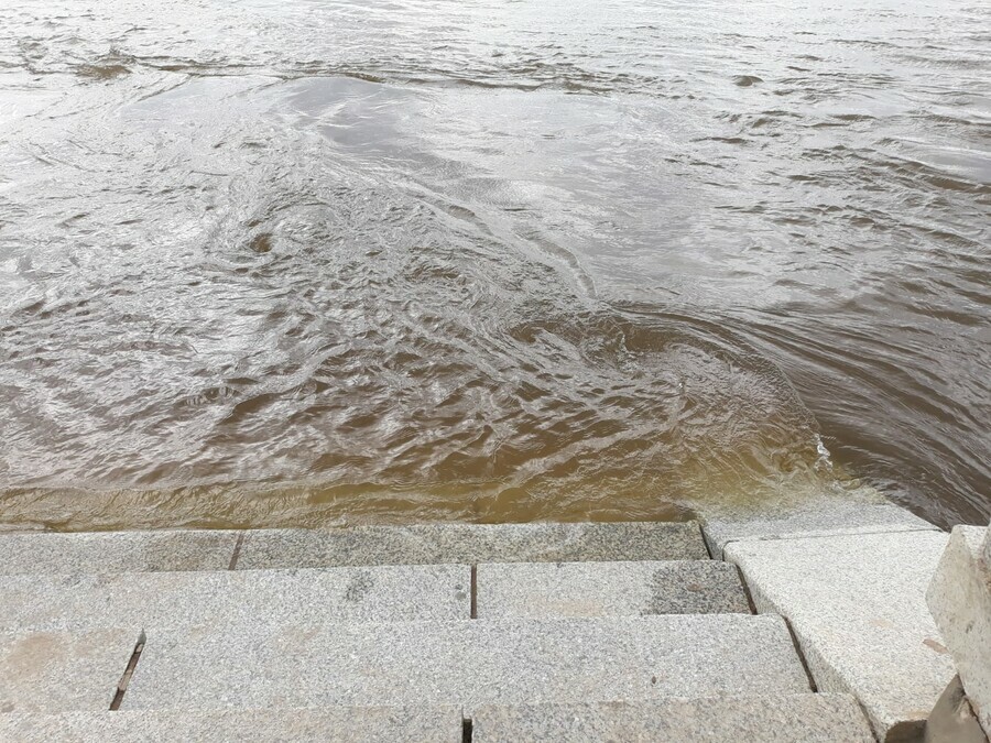 В Благовещенске уровень воды в Зее вновь стремительно приближается к отметке неблагоприятного явления