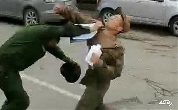 Солдат избил офицеров в центре ЮжноСахалинска видео